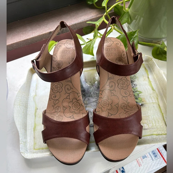 Mootsie Tootsie Tori Wedge Sandal 11 - Picture 1 of 12